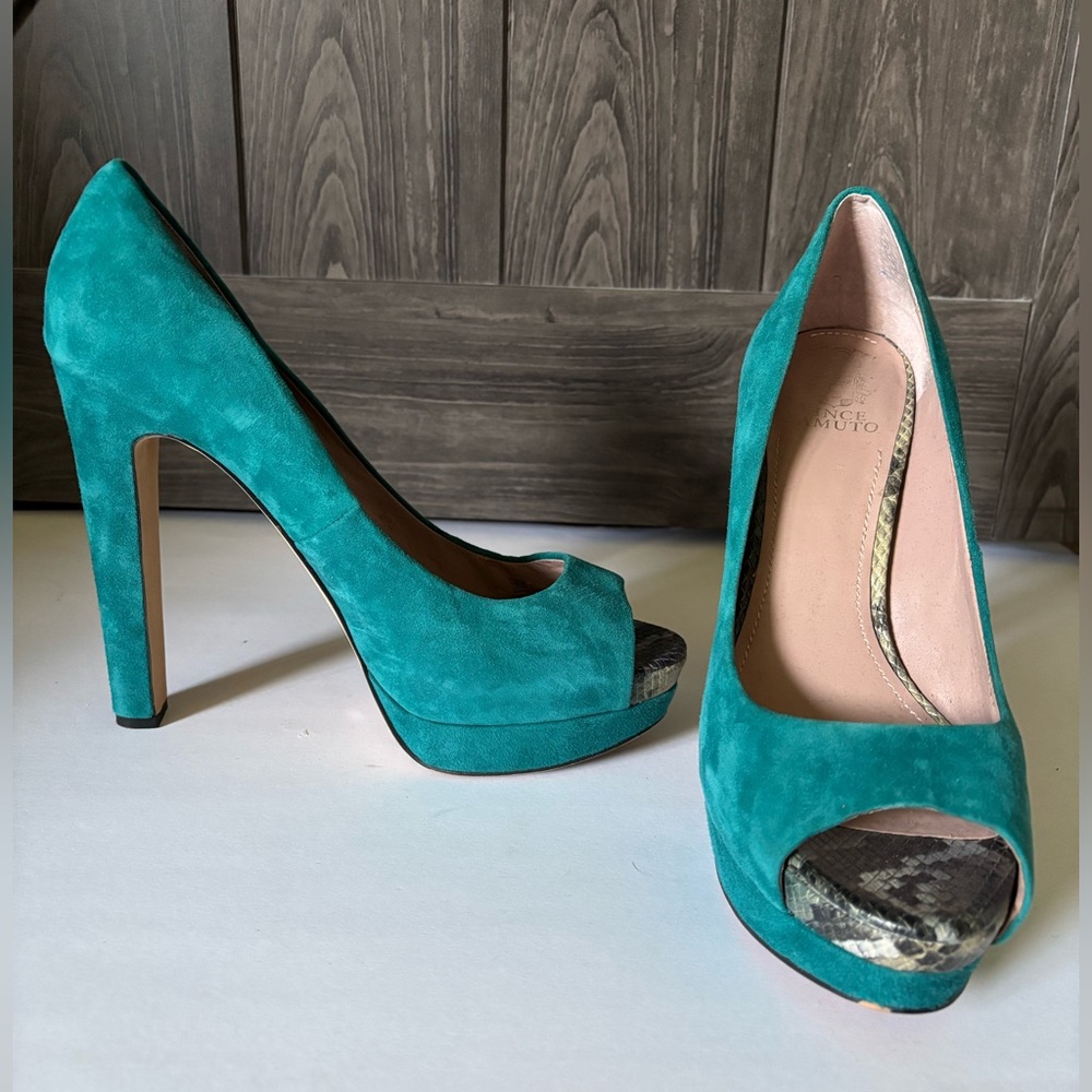 Vince Camuto Teal genuine suede platform high heel open toe pumps, EUC, sz 10.